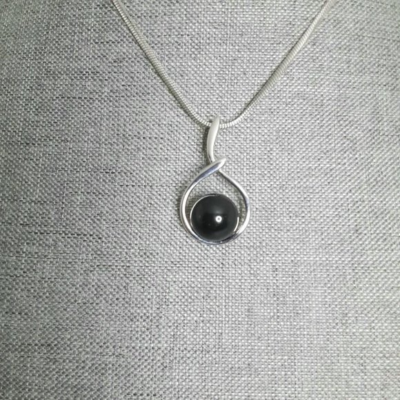 Butler Necklace Silver Toned Twist with Black Stone - Picture 3 of 4